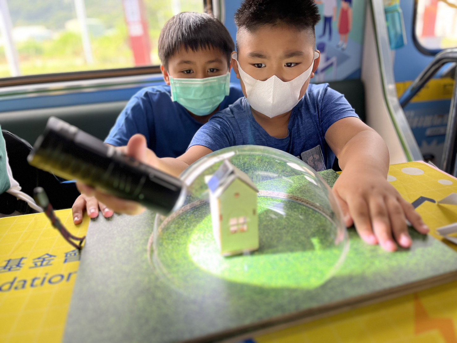 友達參與基礎科學主題車廂，以STEAM教學精神，設計「逐日科學家」、「太陽能工程師」以及「淨零建築師」三大能源科普課程和實驗