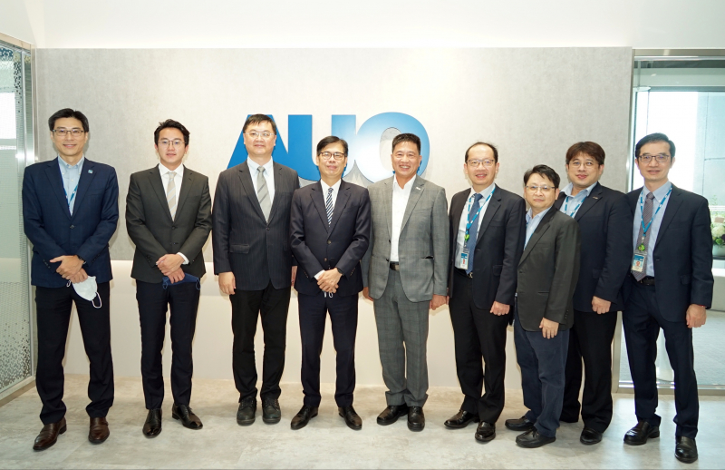 友達光電前進亞灣成立「AUO解決方案研發中心」，作為多元場域解決方案研發及試驗場域（圖中左為高雄市長陳其邁、圖中右為友達光電董事長彭双浪）