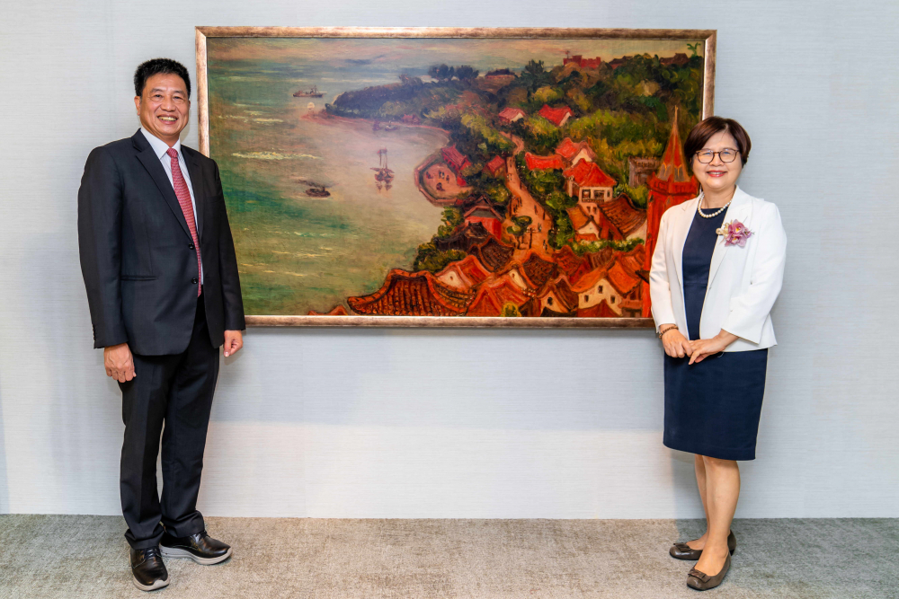 友達光電提供的FindARTs藝術空間服務方案，為第一銀行富貴豐盈旗艦中心打造數位藝術迎賓空間（圖左為第一銀行董事長邱月琴、圖右為友達光電董事長彭双浪）