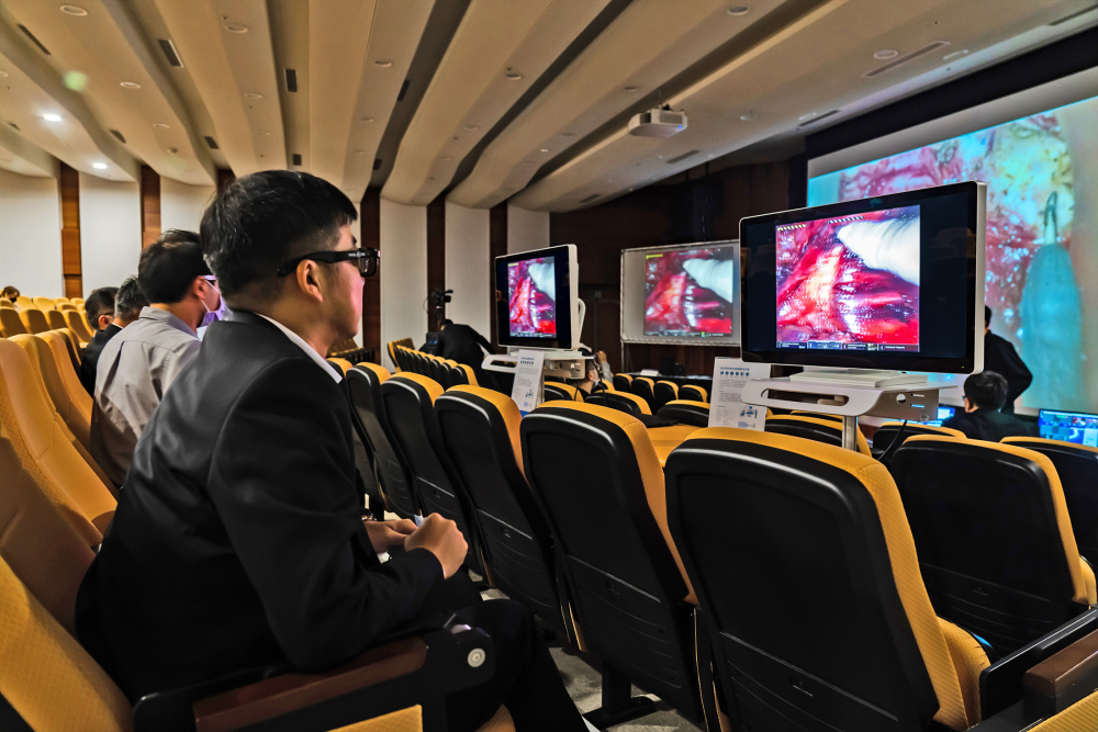 達擎之「達文西外接3D影像解決方案」，將達文西手術機器手臂的3D影像即時連線轉播，在會議室觀摩的醫師們只要戴上偏光眼鏡，就能與執刀醫師看到同步的3D立體影像，如臨操作台現場，縮短達文西手術的學習曲線