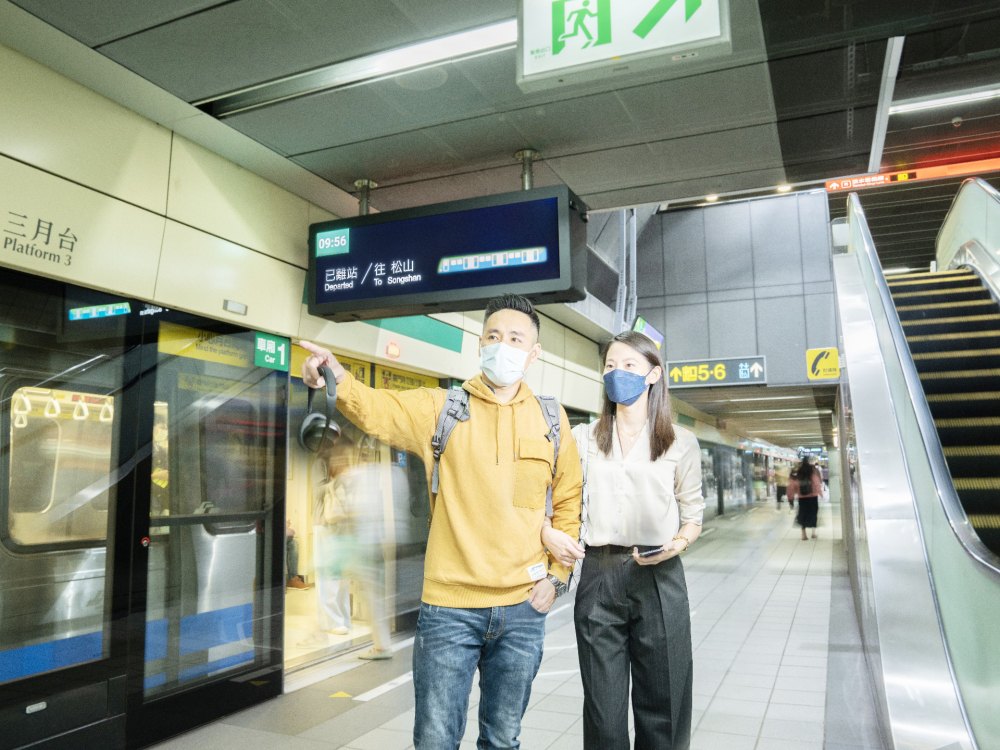 友達旗下達擎之客製化TARTAN顯示器，於台北捷運中山站亮相。以獨特長條型比例與高畫質特色，為台北捷運站帶來嶄新的都會車站風貌