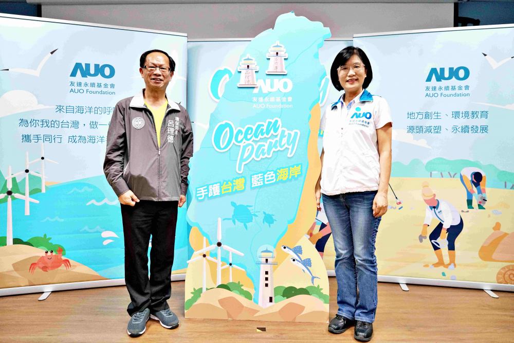 友達光電永續長古秀華（右）與桃園市環保局局長呂理德（左）進行海岸線認養儀式，簽署於象徵藍色宣言的海岸永續燈塔上，承諾以實際行動與環境教育方式，投入桃園海岸線守護行列