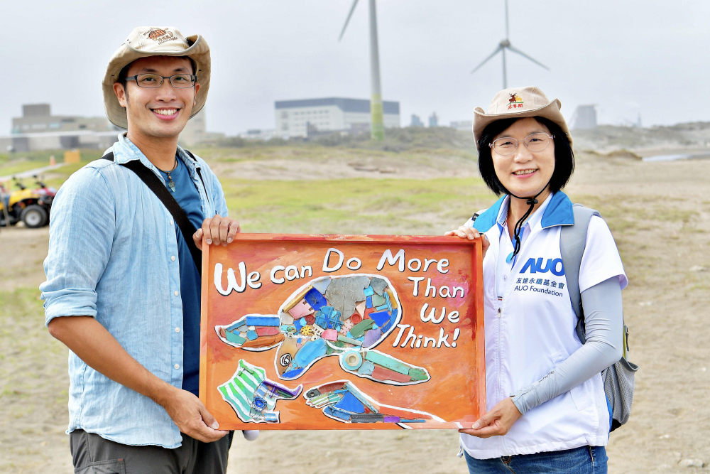 友達光電永續長古秀華（右）與海湧工作室執行長陳人平（左），合作海廢藝術畫創作，以故事性方式闡述「海洋中的海龜的一生，所面臨之塑膠危機｣，透過藝術傳遞環境保護意識