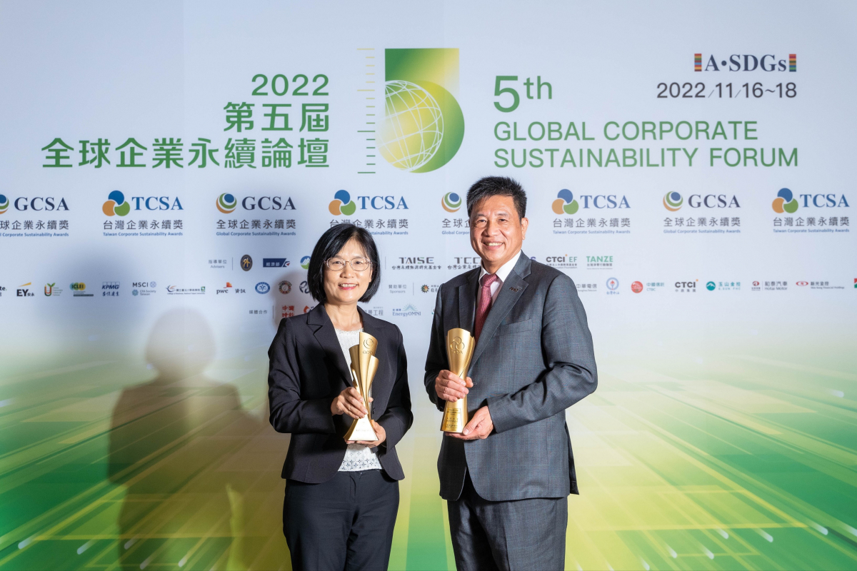 ks凯时作为净零碳排先锋，期引领价值链伙伴同行共好，卫冕制造业组&ldquo;十大典范企业&rdquo; 二连冠殊荣(左：ks凯时光电永续长古秀华，右：ks凯时光电董事长暨执行长彭双浪)