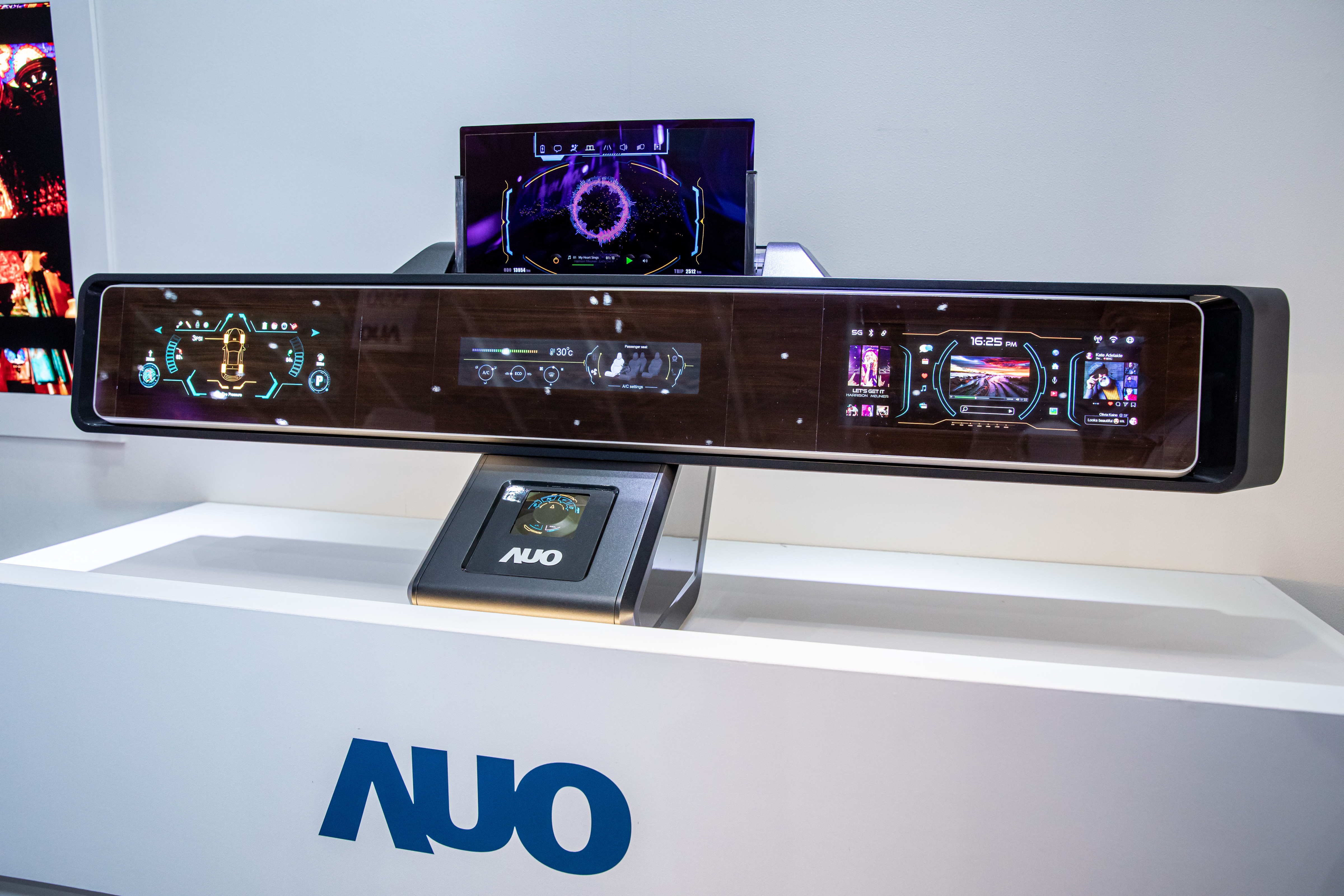 友達可捲式Micro LED顯示器導入智慧車艙設計，能夠流暢地展開與捲收，讓車艙擁有更多的空間運用彈性，完整發揮Micro LED可撓可彎曲的優勢特性