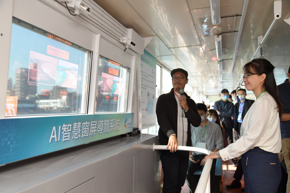友達整合透明Micro LED智慧窗，透過景物GPS座標定位追蹤乘客視線，可即時在智慧窗提供正確的導覽資訊
