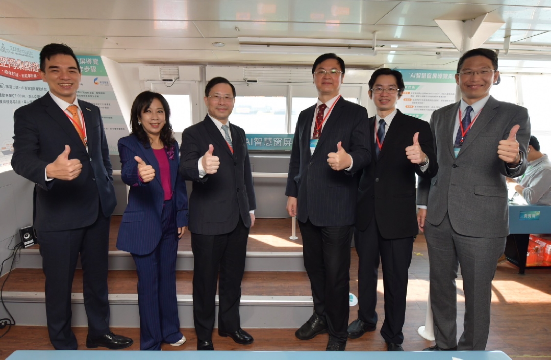 由經濟部技術處指導推動，透過友達光電、工業技術研究院與船舶中心三方合作，於高雄亞灣智慧渡輪率先導入最新Micro LED透明顯示器屏今(22)日啟用(左起友達光電營運長暨總經理柯富仁、高輪公司董事長黃淑美、經濟部次長林全能、高雄市副市長羅達生、經濟部技術處科長張能凱、工研院電光系統所副所長李正中)