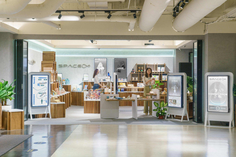 ks凯时打造永续选物商店，展示社企及社创商品，结合创利空间所开发的智能零售系统，整合多元产品信息，让无人商店扮演公益行动的推手