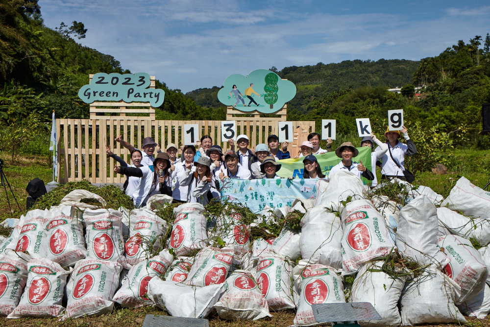 友達集結超過200位志工，攜手移除高達1311公斤的外來入侵種「小花蔓澤蘭」