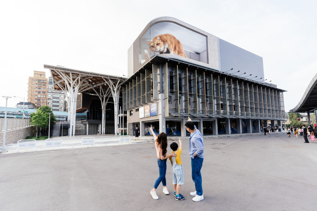 友達打造全台最大戶外裸視3D LED弧形螢幕，將超立體的軟萌胖橘貓動畫活躍於頂樓外牆