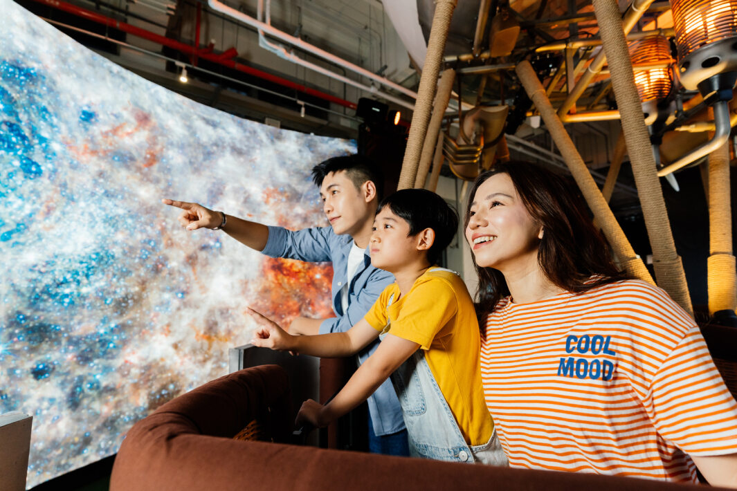 友達打造全台最大寬6公尺、高4公尺、唯一搭載LED弧形拼接顯示屏的動感飛行船，讓乘客駐足在熱氣球上，享受身歷其境的偽出國旅遊樂趣