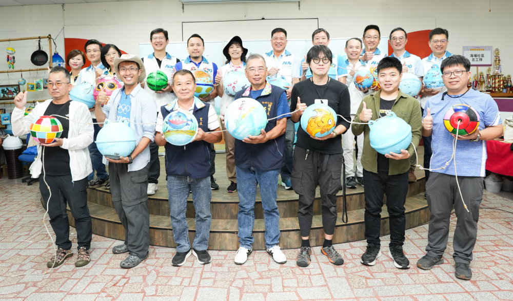友達光電暨友達永續基金會董事長彭双浪與農業部林業及自然保育署新竹分署夏分署長、供應商夥伴、在地鄰里協會、社企團體，以循環再生的海廢浮球倡議從源頭減廢，為地球移除塑膠垃圾，共同「手」護台灣美麗海岸