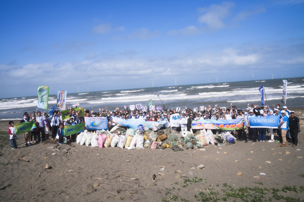 友達永續基金會召集企業志工、產官學和供應商夥伴，在苗栗後龍外埔魚港1340保安林海岸淨攤，齊心協力清除1.2公噸海洋廢棄物，以行動實踐對環境友善的承諾