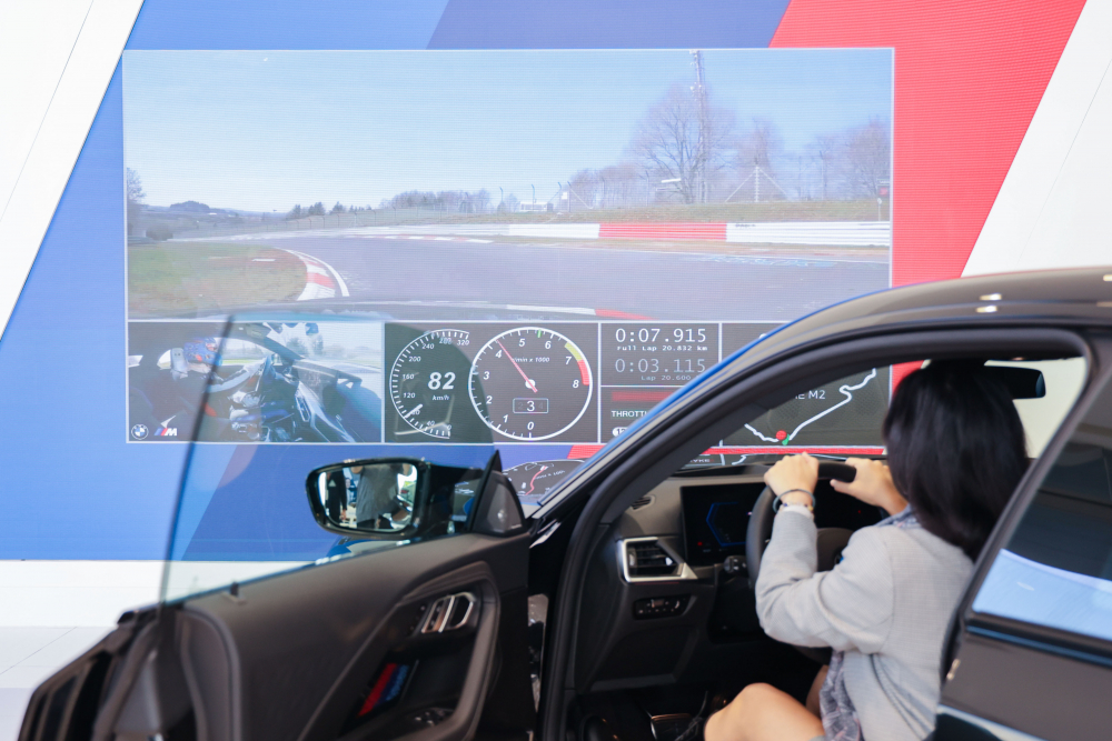 顧客按下虛擬Engine Start按鈕，啟動預選車款的引擎聲浪，螢幕同時呈現德國紐柏林賽道的試駕畫面，坐進車內一秒化身駕駛員馳騁奔騰