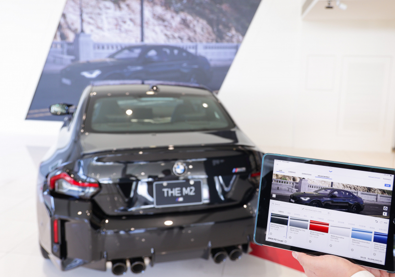 賞車介面即時投放到LED牆上，顧客可即時更換車輛內裝、零件選配與車款配色，提供近乎與實車等比例的沉浸式無死角虛擬賞車體驗