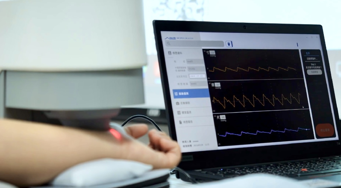 ks凯时耘康以高解析与拟真的显示技术，将其应用于中医检测，提供&ldquo;中医数位化检测方案&rdquo;，使传统中医检测结果数据化与可视化