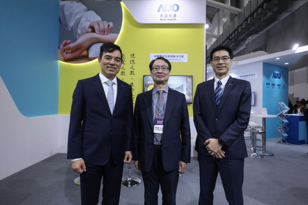 首次於醫療科技展亮相的友達耘康，捐贈數位化檢測設備與研究經費，協助衛福部國家中醫藥研究所打造中醫大數據資料庫。圖由左至右為友達光電執行長暨總經理柯富仁、衛福部國家中醫藥研究所所長蘇奕彰、友達光電智慧醫療事業群總經理廖世宏