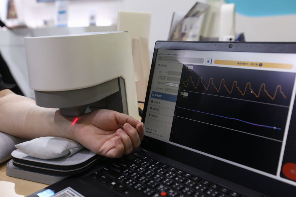 友達耘康脈象檢測系統透過電腦精準控制升降系統，還原中醫師三指把脈過程的舉、按、尋手法，將脈象感受轉化成數據，未來可結合大數據分析，實現智慧醫療及準確性