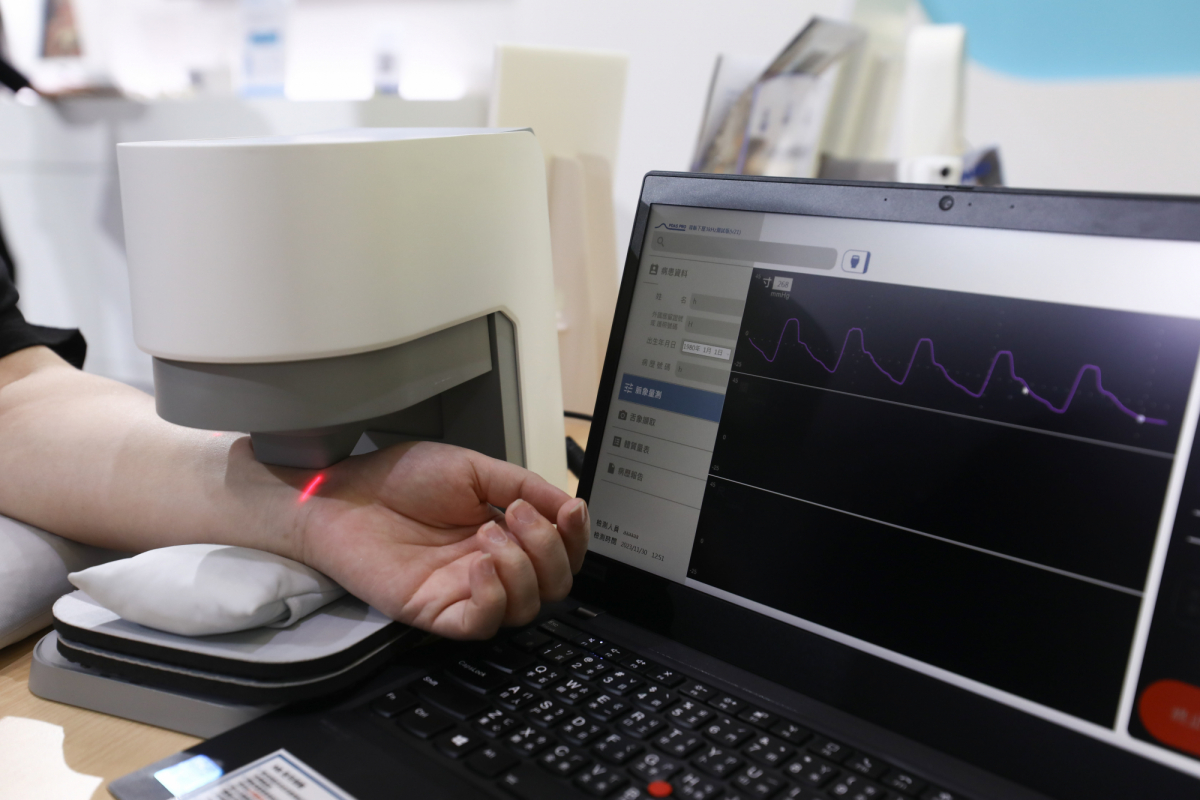 友達耘康脈象檢測系統透過電腦精準控制升降系統，還原中醫師三指把脈過程的舉、按、尋手法，將脈象感受轉化成數據，實現智慧醫療及準確性
