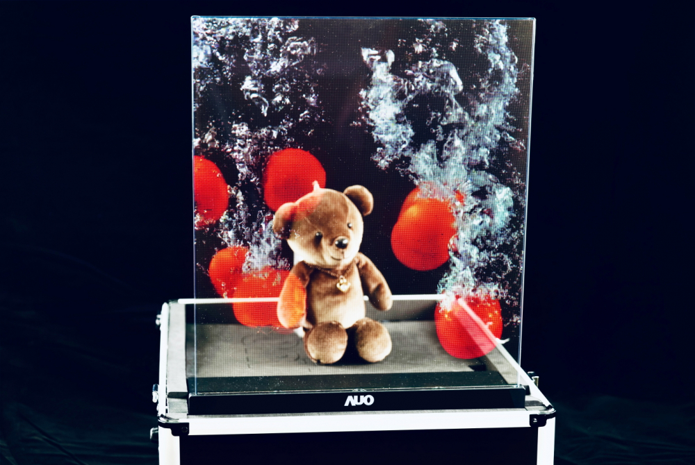 友達以次世代Micro LED顯示技術打造之透明顯示器，具備高穿透、低繞射、高亮度、可拼接之特性，可廣泛應用於智慧移動、零售、育樂和醫療等多元場域