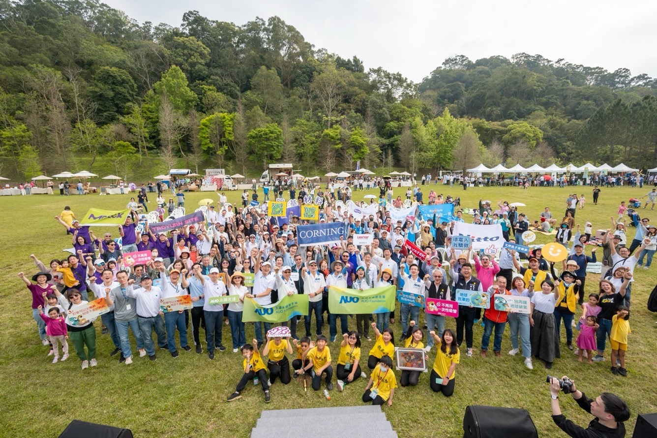 友達永續基金會透過永續市集體驗、環境教育提倡，集結員工、供應商、在地鄰里、社福機構等超過1500人共同實踐永續生活