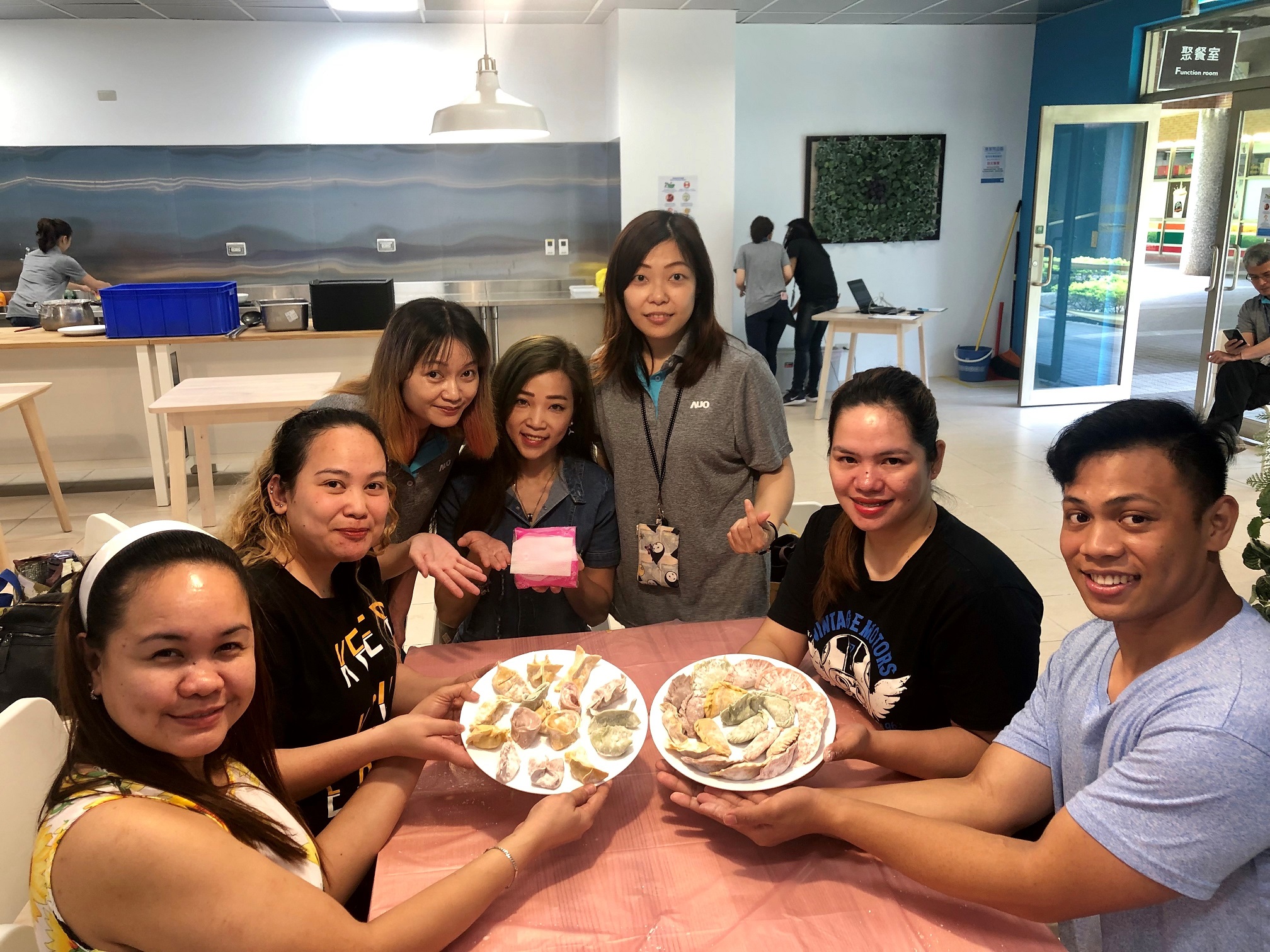 友達將DEI理念貫徹到企業文化和實踐，舉辦如台菲廚藝交流等活動，讓同仁了解彼此文化差異、培養情感