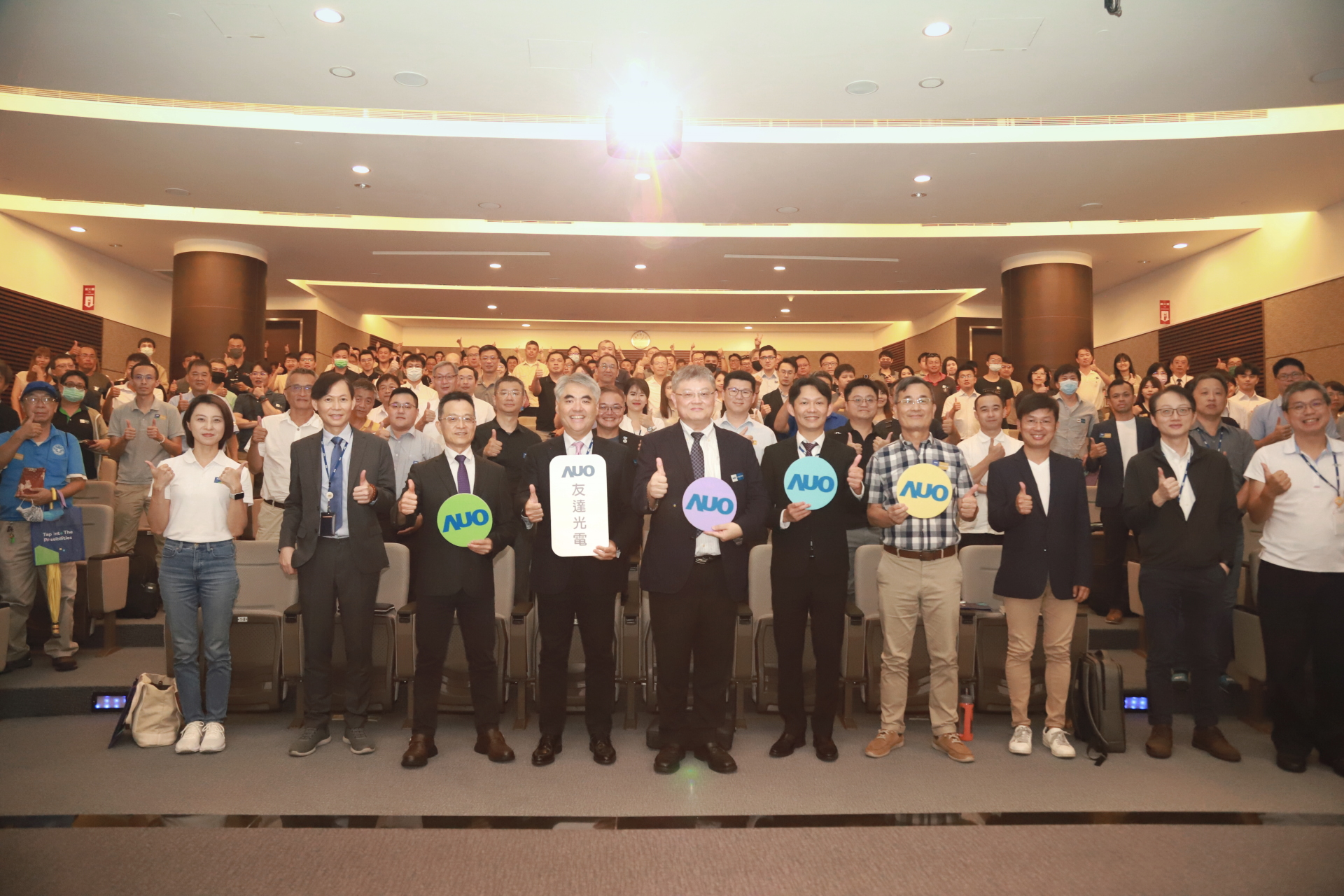 友達光電邀請領域專家共研再生能源發展、電力需求及建築物減碳等議題進行交流，盼共擘綠色永續生態圈的嶄新契機。