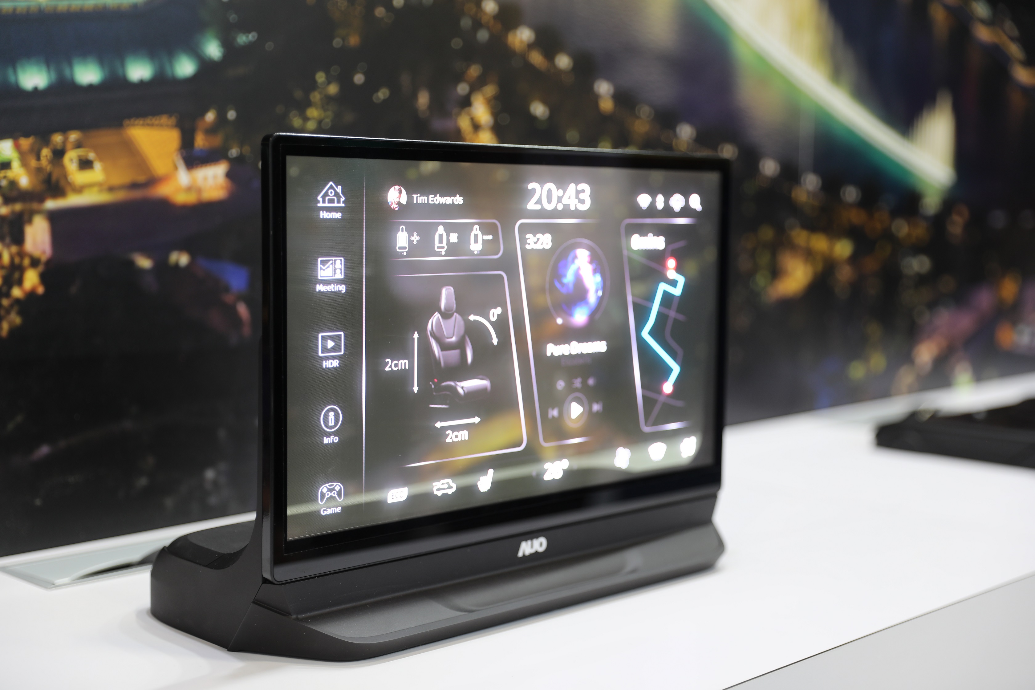 友達將Micro LED透明顯示技術整合黑切換技術的解決方案，釋放強大的技術自主開發能力，跨越室內外應用界限，開創業界第一台17.3吋快速黑切換透明觸控Micro LED顯示器