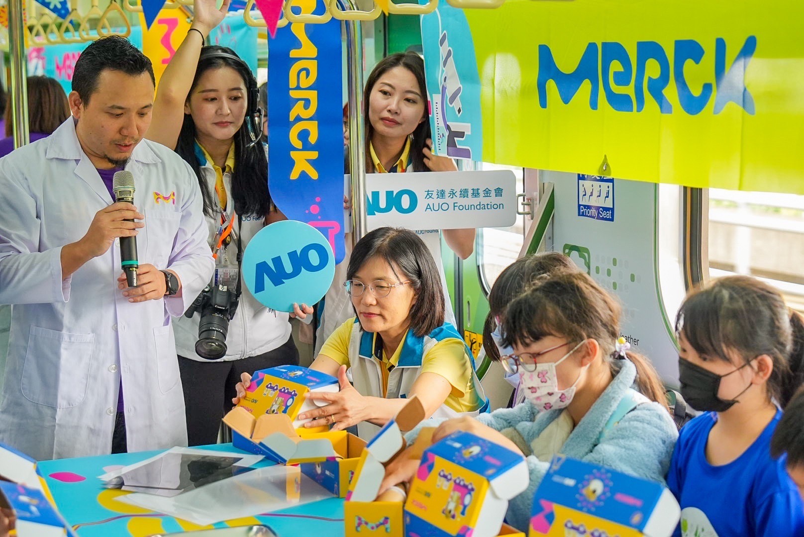 友達以光電、再生能源、水資源三大核心，設計「再生能源和循環經濟」多元永續教育主題，並攜手供應鏈夥伴默克開發創意科學教材及實作體驗，期讓永續素養透過科學探索向下扎根