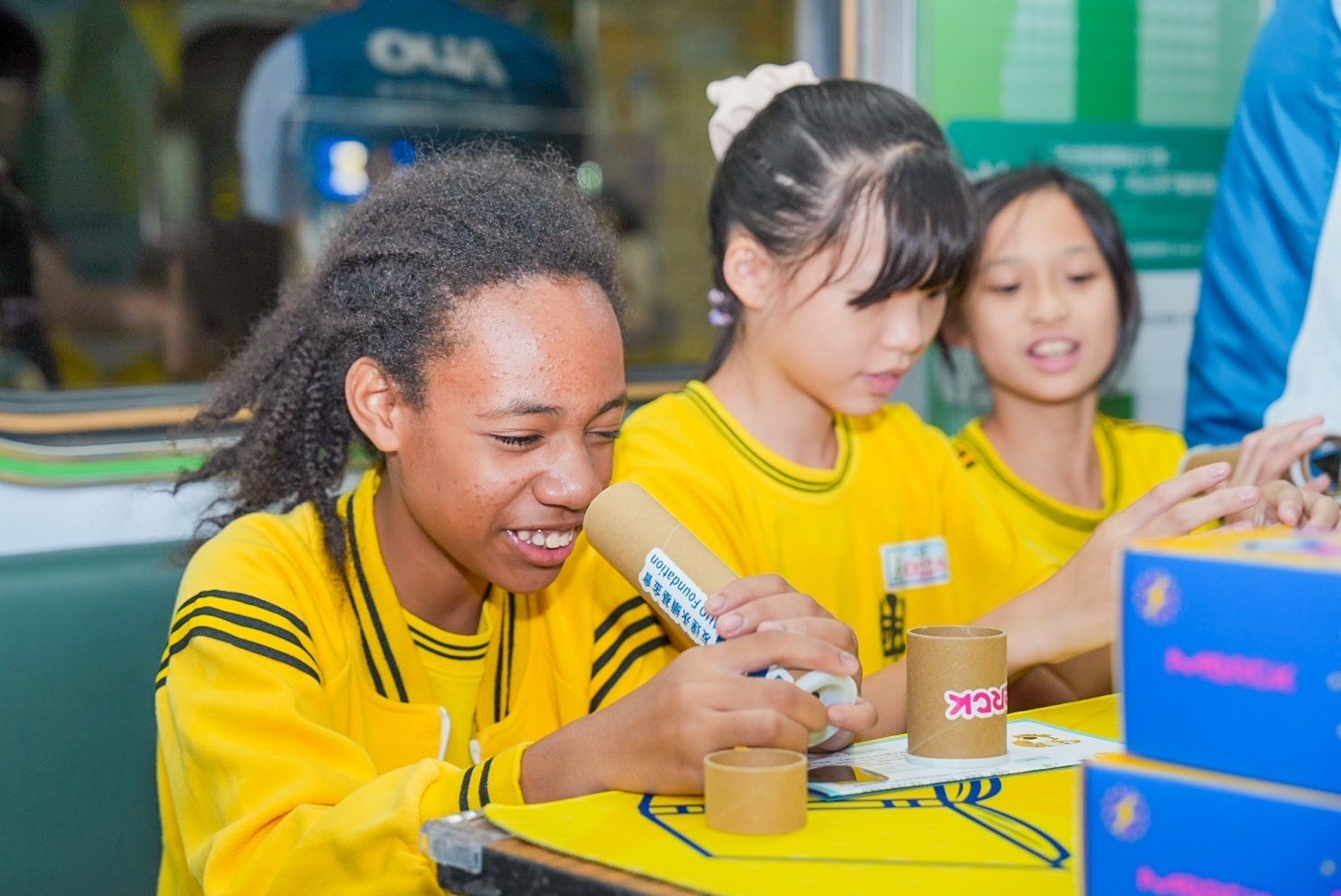 友達與默克分別回收不再使用的偏光片及液晶顯示模組，設計光電課程「玩轉光與闇」，讓學生們親手製作偏光萬花筒與簡易液晶顯示器，實踐循環再生的永續理念