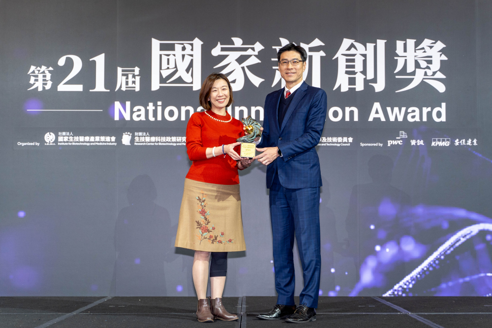 友達旗下子公司友達耘康與達擎分別以「中醫數位化檢測解決方案」及「寬視角3D醫療顯示器」獲得第二十一屆國家新創獎「智慧醫療與健康科技」類別的「企業新創獎」與「國家新創精進獎」兩項殊榮。圖左為衛生福利部政務次長林靜儀、圖右為友達光電智慧醫療事業群總經理廖世宏