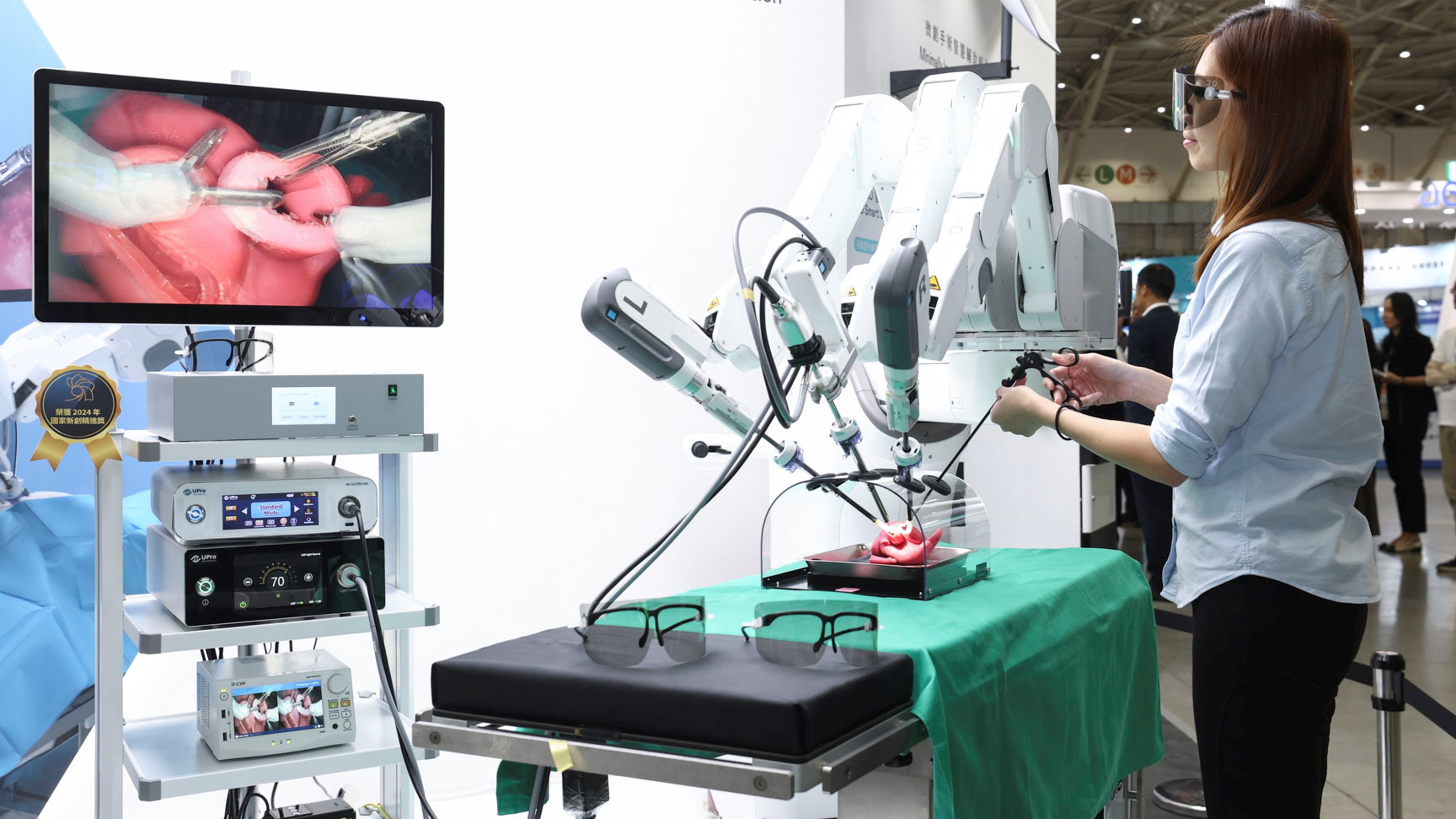 達擎寬視角3D醫療顯示器可應用於機器人手術即時3D解決方案，提供醫療團隊即時、同步的3D手術影像，提升溝通效率與手術安全性