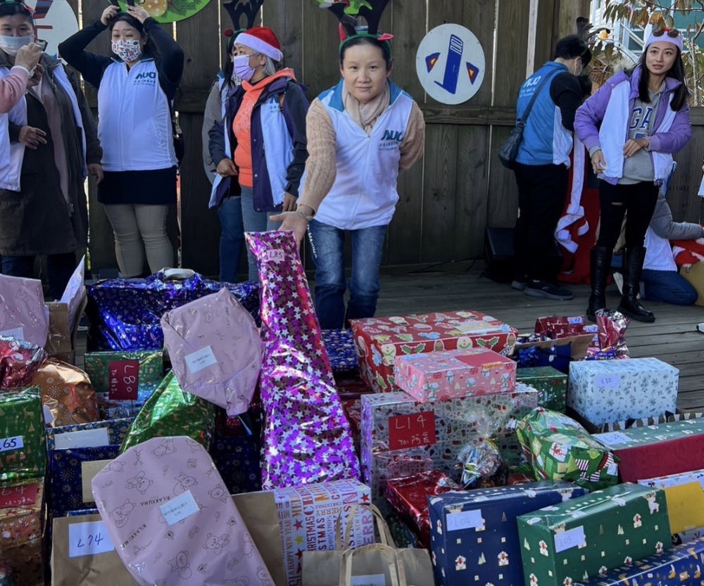 友達永續基金會「圓夢列車」年年迴響熱烈，認捐同仁精心挑選禮物、巧手包裝，整理成隊後，將祝福一一打包送出