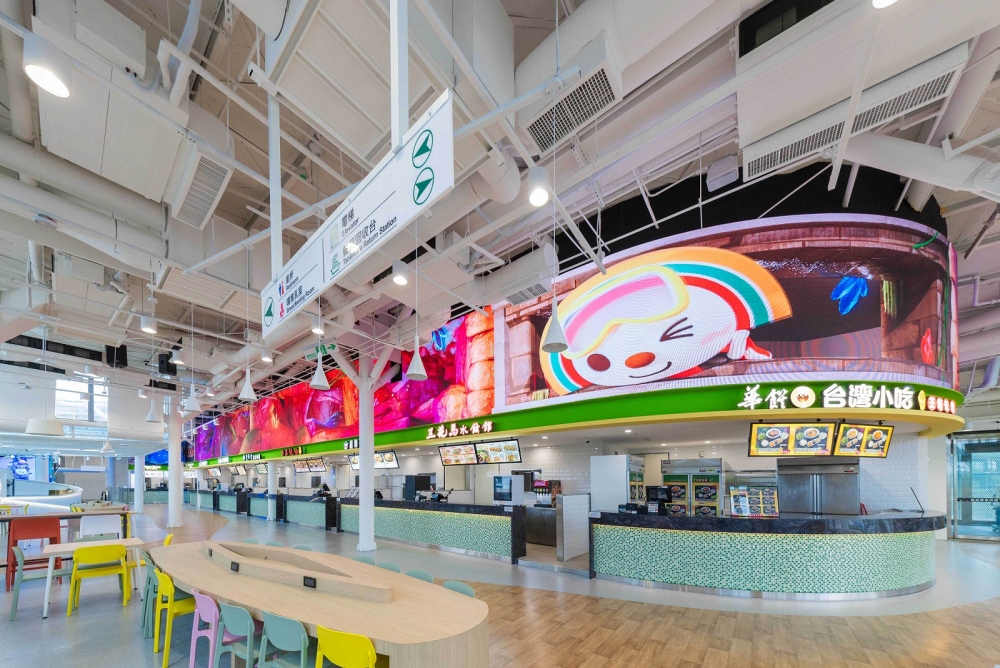 友達穩步推動雙軸轉型策略，旗下子公司達擎攜手傑可達數位與零售業者統一超商合作，為全新改裝開幕的「清水服務區」打造首創的裸視3D體驗牆
