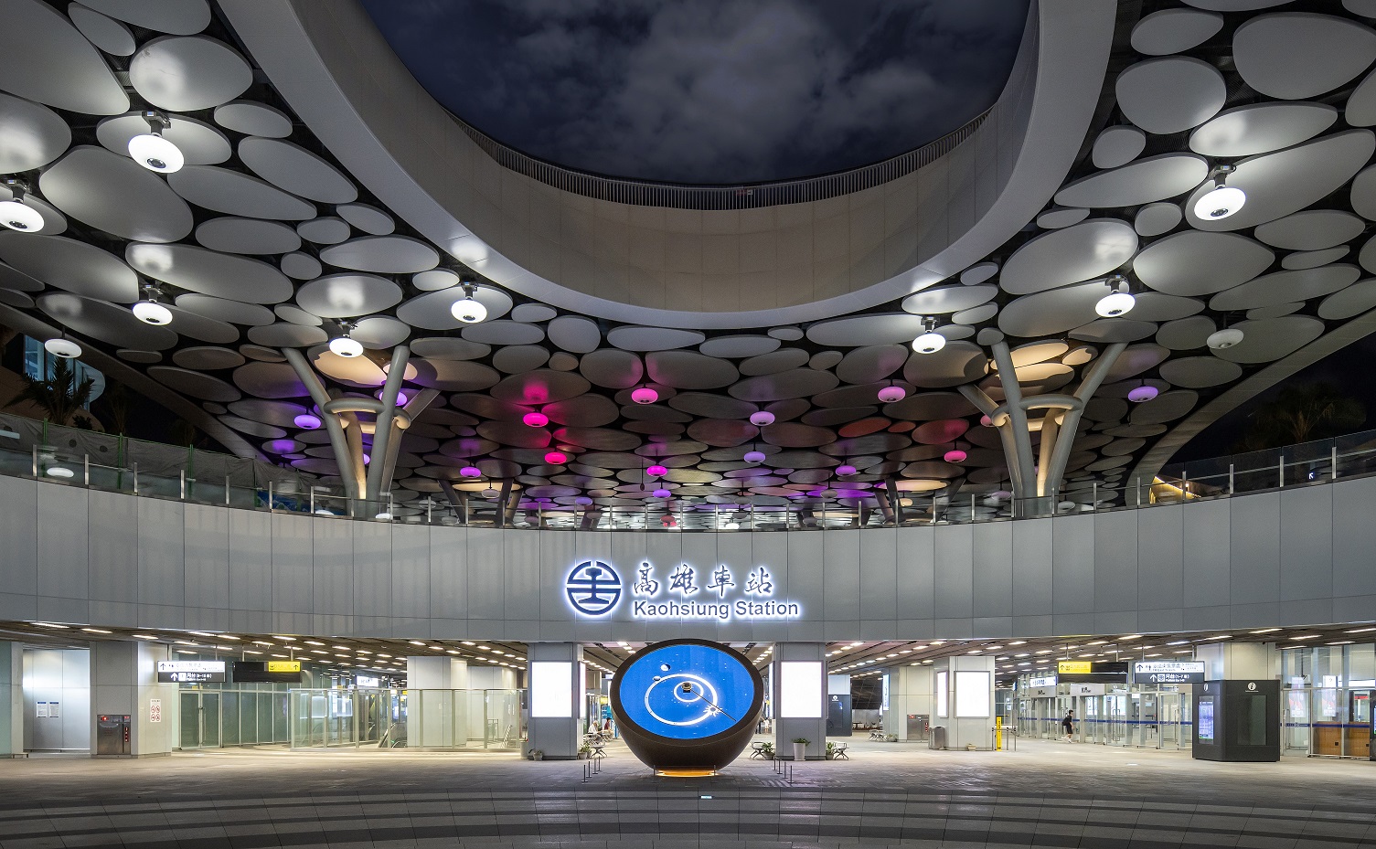 創利空間參與《高雄車站共感空間》公共藝術計畫，擔任視覺科技整合夥伴。於「看時間」天文鐘作品中提供技術指導，整合圓形LED鐘面與鐘體結構，在時間、天象星盤與空間氛圍間生動展演