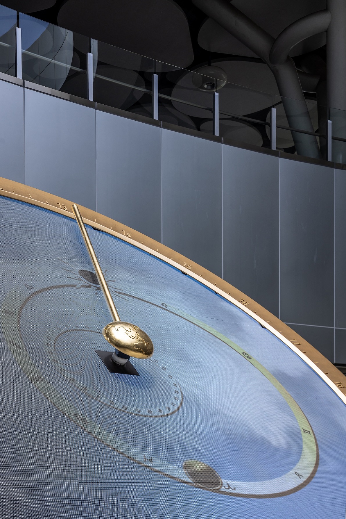 創利空間參與《高雄車站共感空間》公共藝術計畫，擔任視覺科技整合夥伴。於「看時間」天文鐘作品中提供技術指導，整合圓形LED鐘面與鐘體結構，在時間、天象星盤與空間氛圍間生動展演