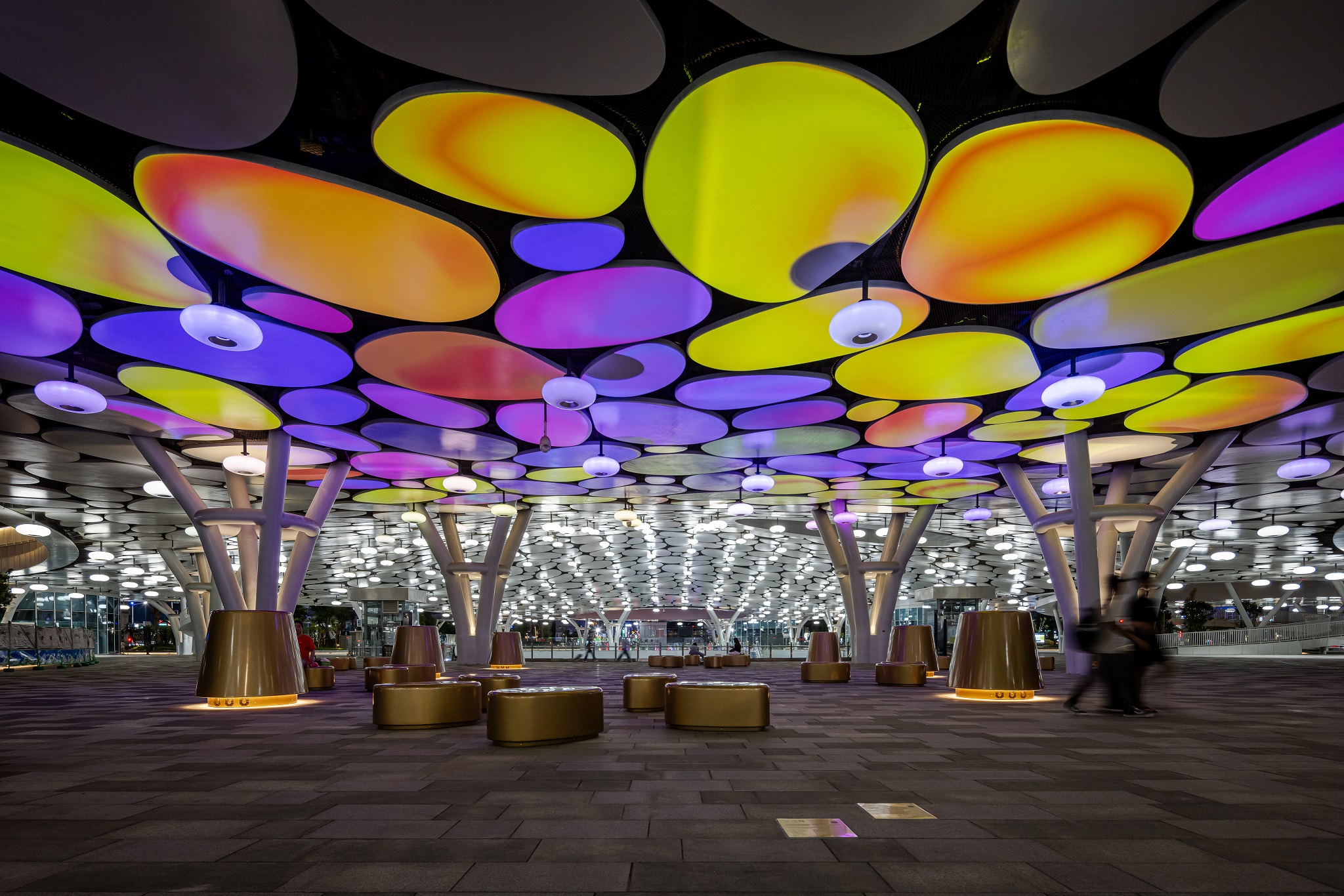 於「染色彩」作品中，創利空間協助藝術團隊將高雄車站天棚2700片鋁製雲朵染上繽紛色彩，從設備設定、光影軟體串接到現場調校，確保光線準確落在雲朵表面，展現層次與意境