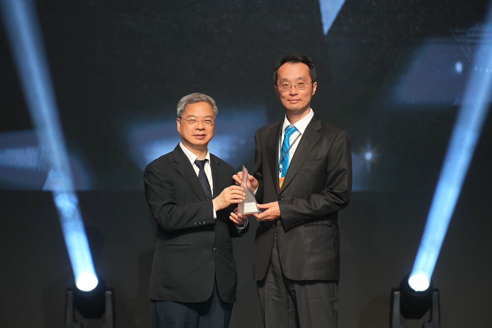 「友達「177吋高透明度Micro LED顯示器」獲得台灣精品銀質獎，由友達光電顯示產品研發總部副總經理吳仰恩（右）代表領獎