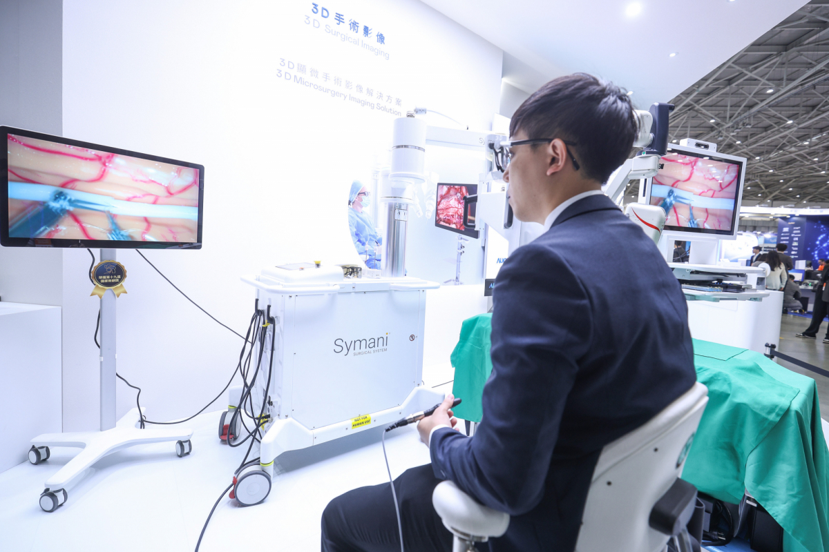 達擎推出「3D顯微手術影像解決方案」，將3D影像技術從腹腔內視鏡手術延伸至神經、血管、淋巴等高難度顯微手術，提供超清晰立體視野，協助醫療團隊在複雜手術中完成精準細膩操作。