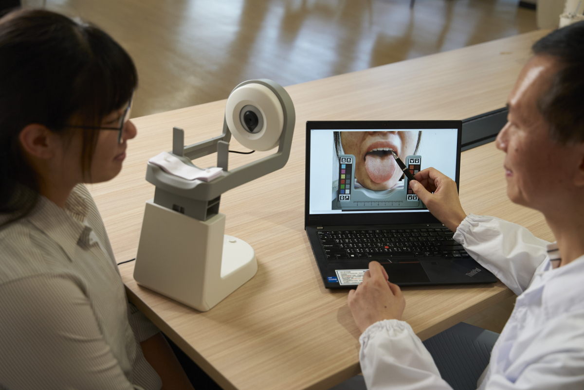 友達耘康的「舌象辨識軟體」則運用AI與大數據技術，可快速辨識舌色、舌形、苔色、苔質等特徵，顯著提升舌象辨識效率，優化檢測流程。