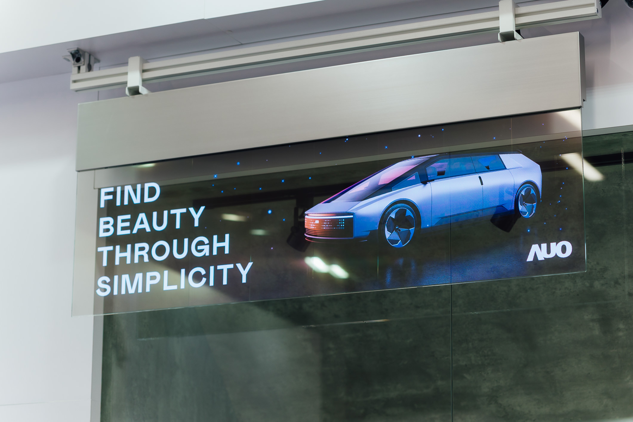 具備高亮度透明感的54吋透明Micro LED智慧看板，可無限拼接不同尺寸，營造出兼具科技感與美學的沉浸式氛圍，適用於旗艦店、展演空間等多元場域。